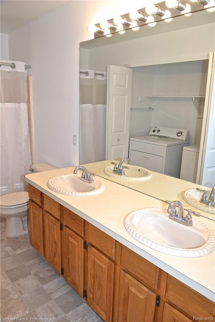 1544 Grandview Drive Rochester, MI 48306 - Photo 22 of 30 Main bathroom features washer and dryer