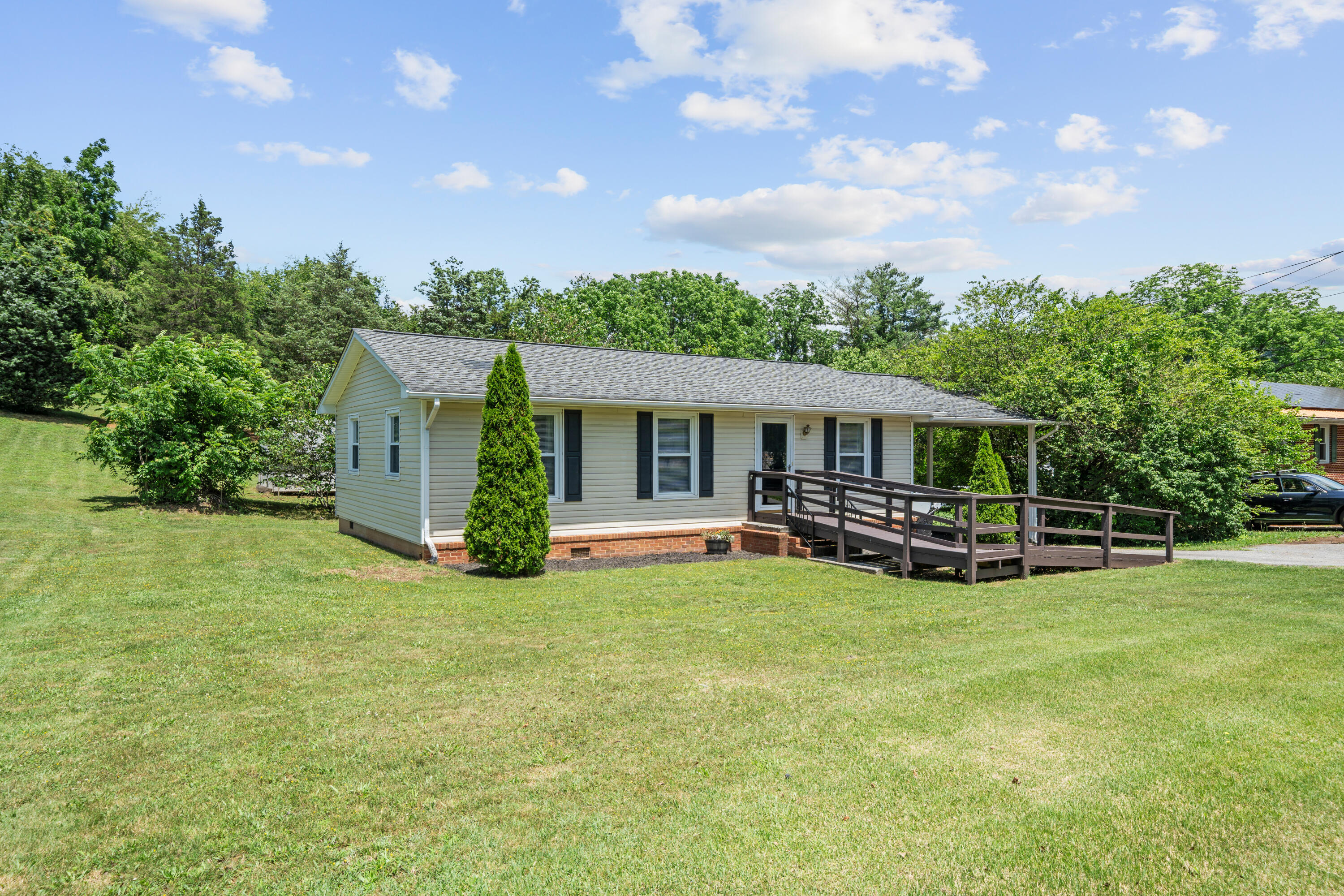 3268 Read Mountain Road Roanoke, VA 24019 - Photo 1 of 21 Front