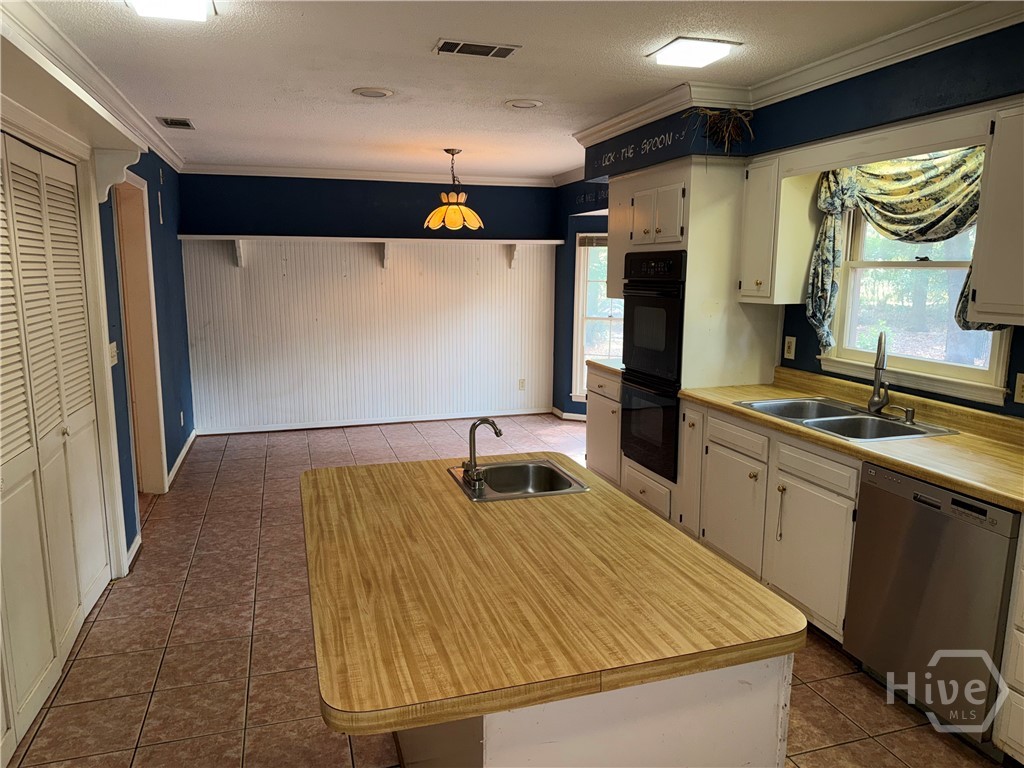 18 Monastery Road Savannah, GA 31411 - Photo 20 of 50 Kitchen with very large breakfast area or keeping room