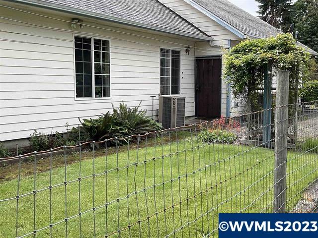 806 Southwest River Drive Dallas, OR 97338 - Photo 3 of 35