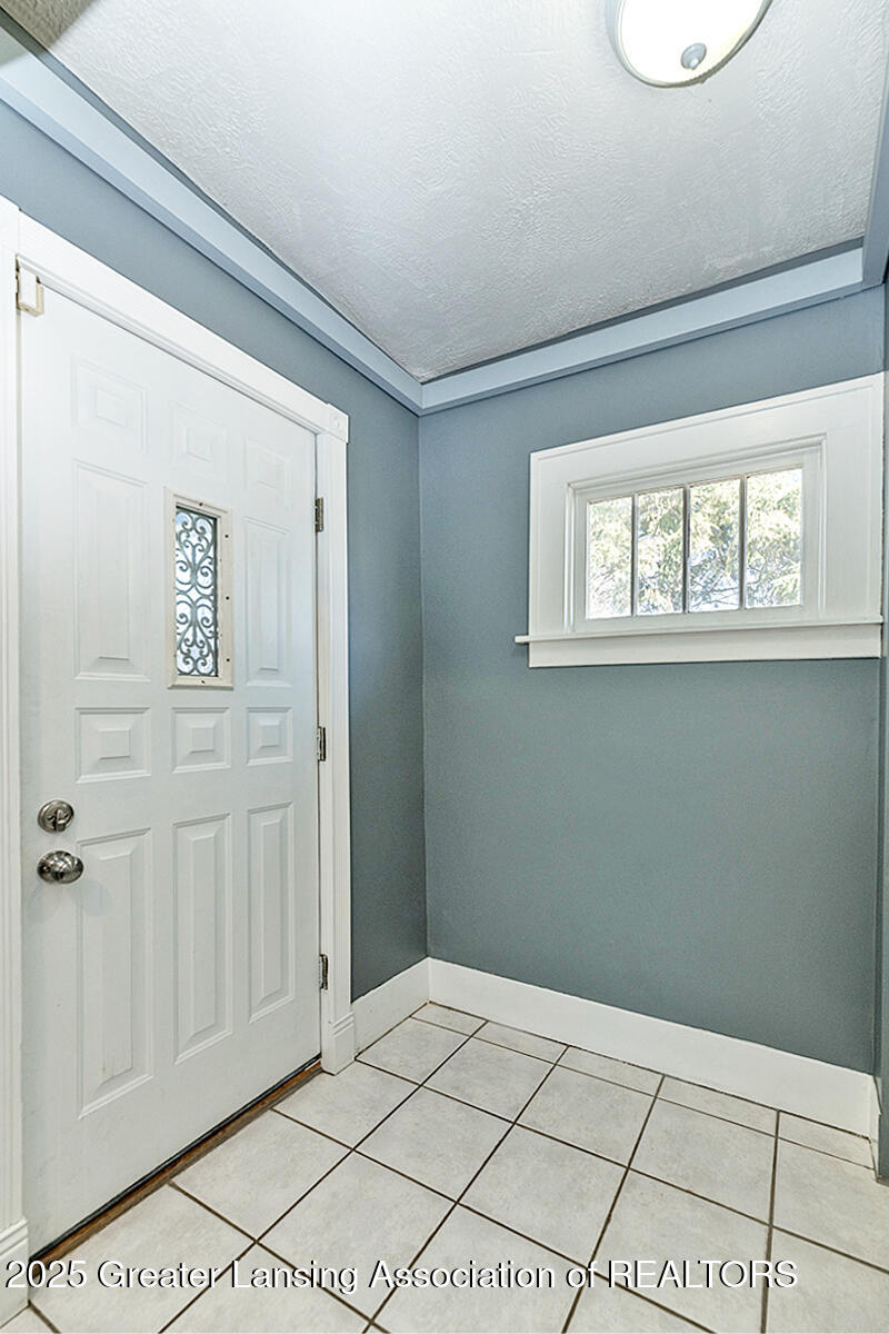 1642 Coolidge Road East Lansing, MI 48823 - Photo 3 of 23 02