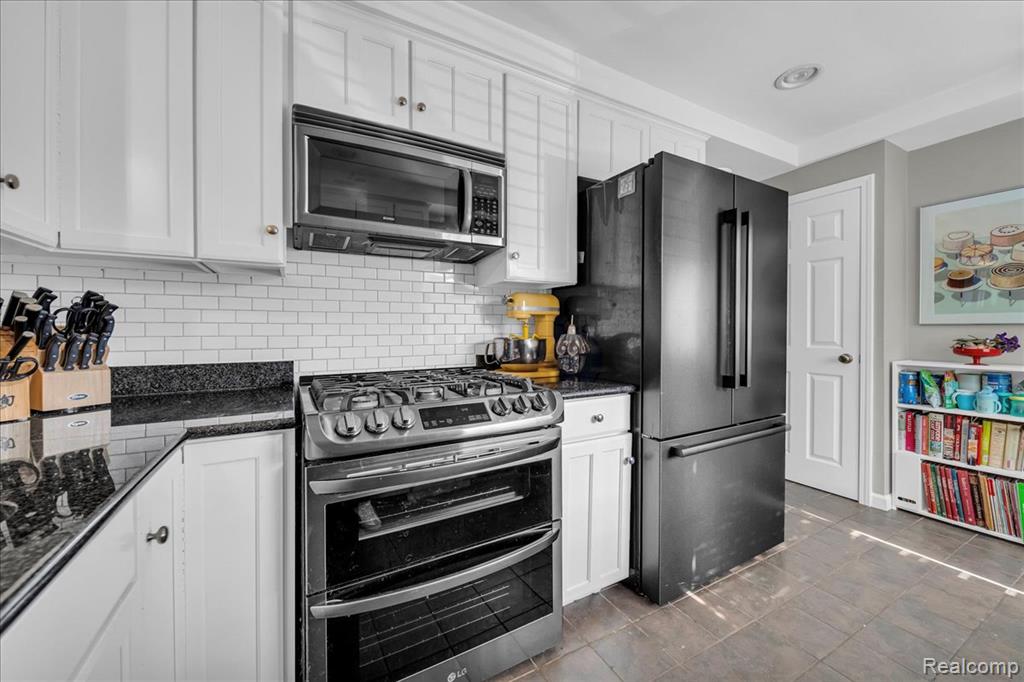 16141 Reedmere Avenue Beverly Hills, MI 48025 - Photo 12 of 42