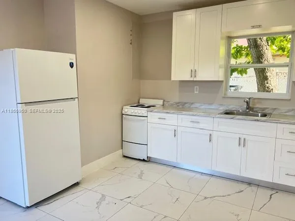 $2,200 | 922 Northwest 2nd Street, Unit 4, Miami, FL 33128