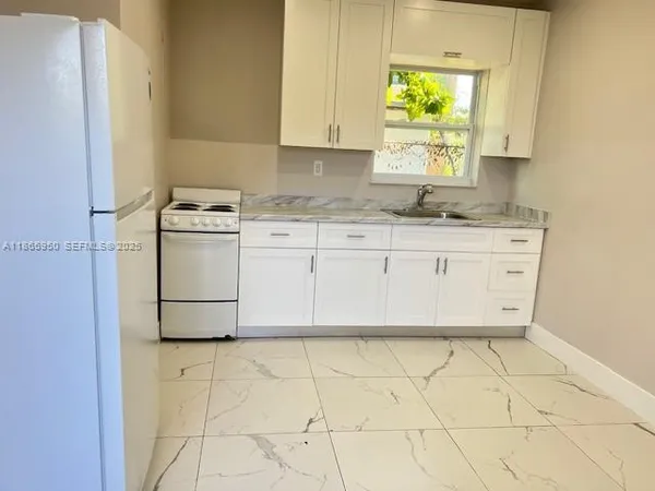 $2,200 | 922 Northwest 2nd Street, Unit 4, Miami, FL 33128