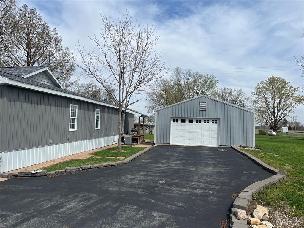 198 Monroe Street Carrollton, IL 62016 - Photo 2 of 24