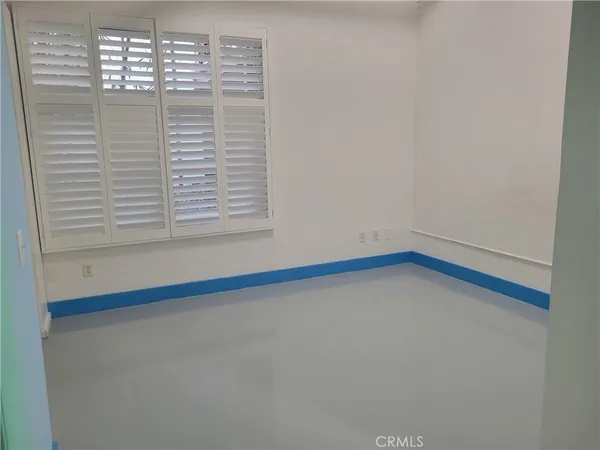 a view of a window in an empty room