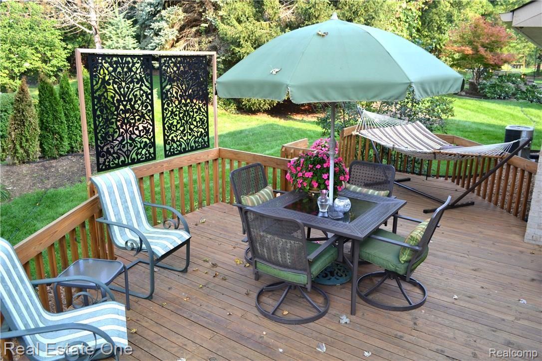 31135 Country Ridge Circle Farmington, MI 48331 - Photo 34 of 37 deck2.jpg