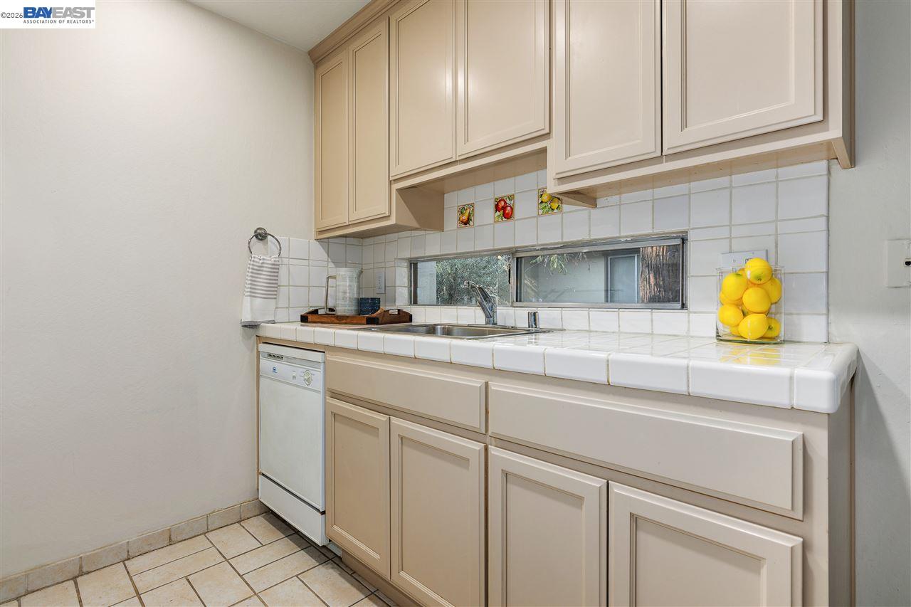 2734 Oak Road, Unit 110 Walnut Creek, CA 94597 - Photo 8 of 23