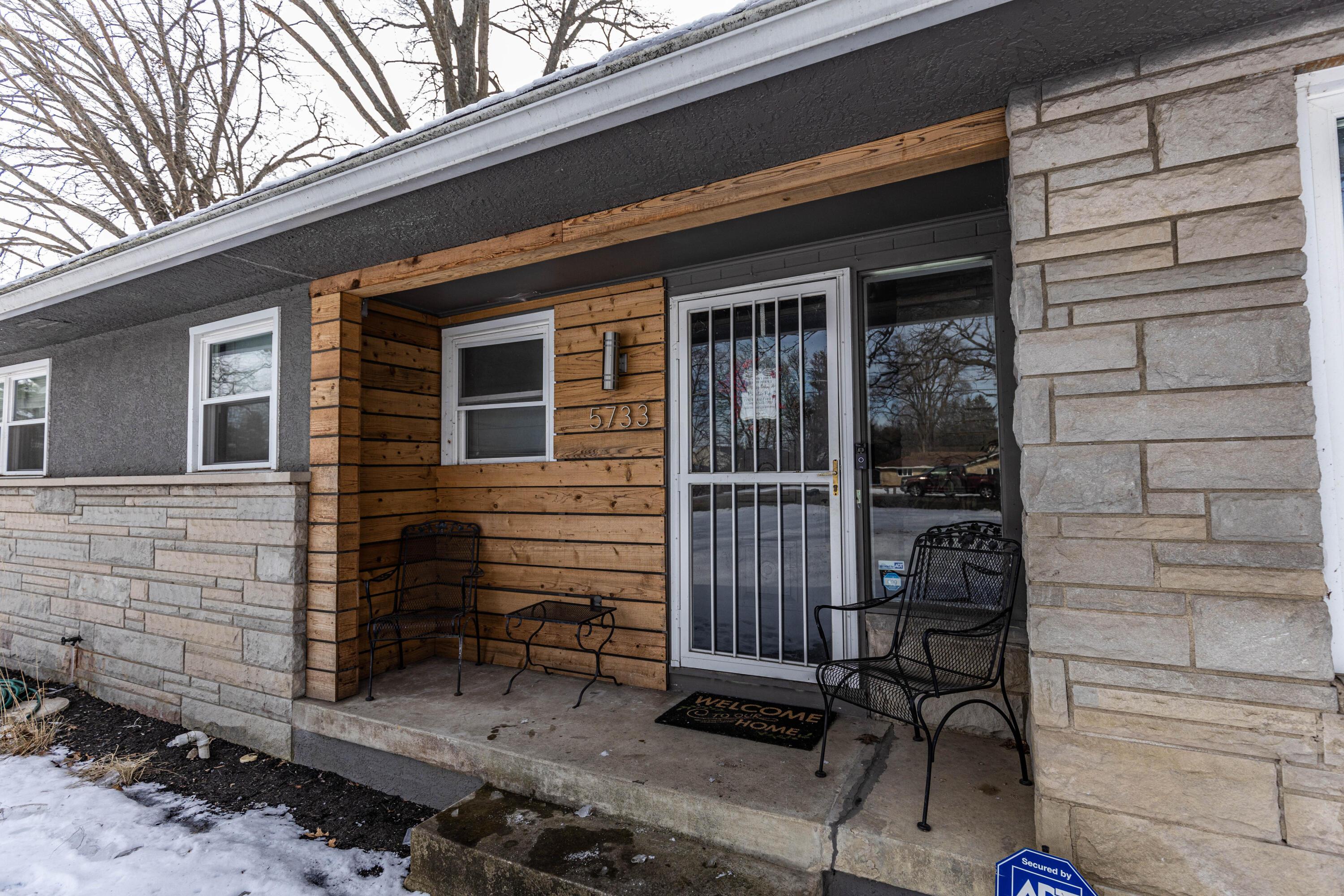 5733 Renner Road Columbus, OH 43228 - Photo 4 of 38 Front Porch