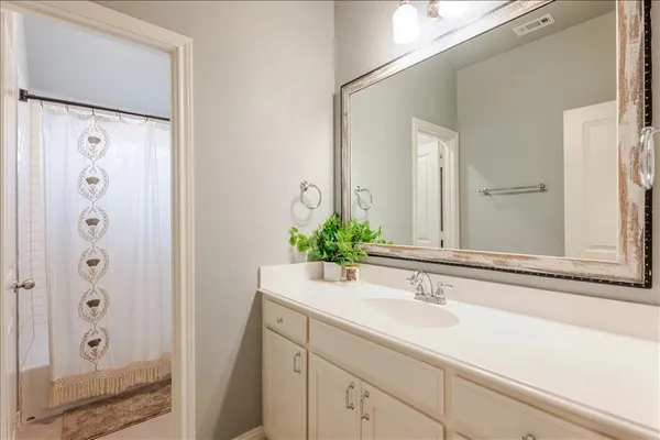 $3,300 | 560 Inwood Street, Benbrook, TX 76126