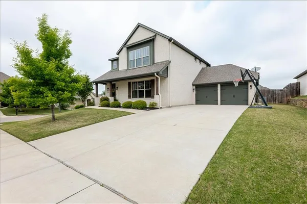 $3,300 | 560 Inwood Street, Benbrook, TX 76126