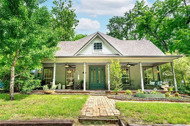a view of a house with a yard and plants