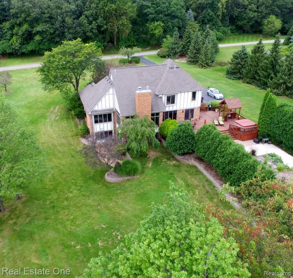 8032 Woodview Road Clarkston, MI 48348 - Photo 7 of 54 BACK