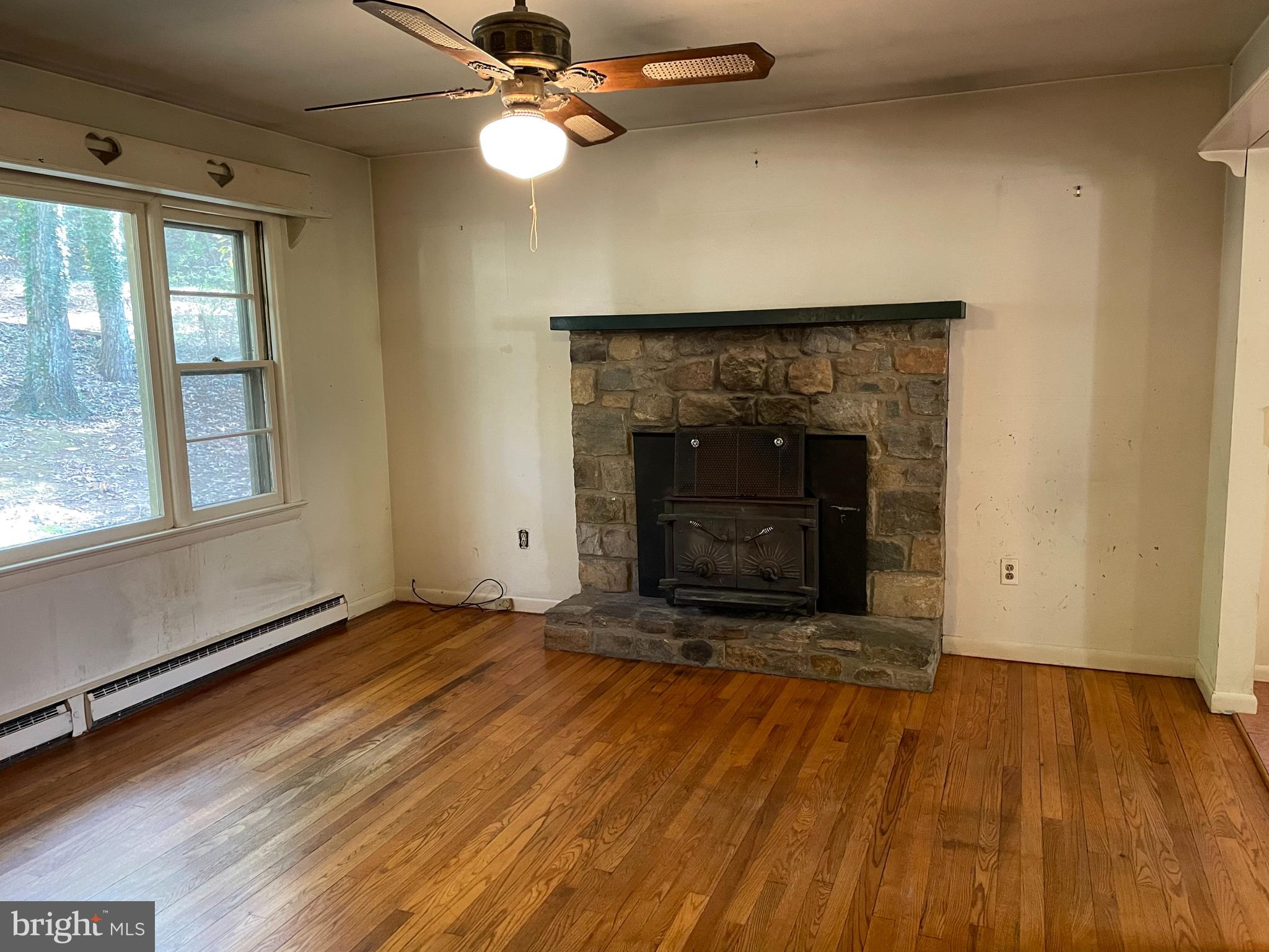 919 Pine Grove Road Bluemont, VA 20135 - Photo 4 of 31 Living Room