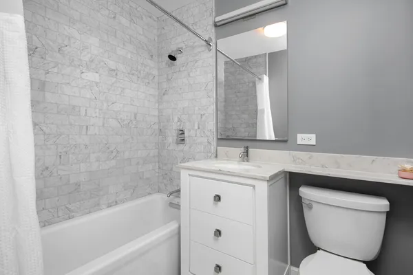 $1,650,000 | 421 West Melrose Street, Unit 18BC, Chicago, IL 60657