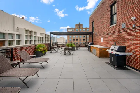 $1,650,000 | 421 West Melrose Street, Unit 18BC, Chicago, IL 60657
