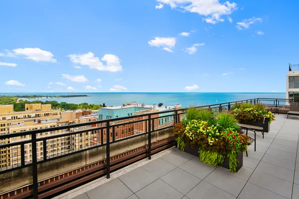$1,650,000 | 421 West Melrose Street, Unit 18BC, Chicago, IL 60657