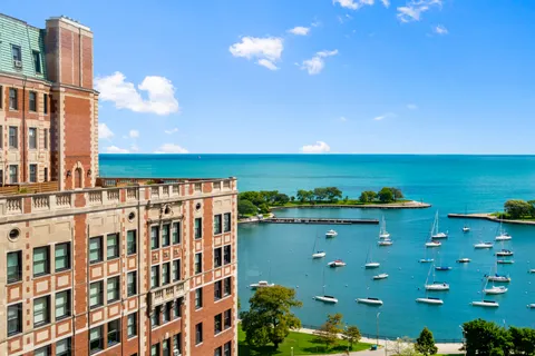 $1,650,000 | 421 West Melrose Street, Unit 18BC, Chicago, IL 60657