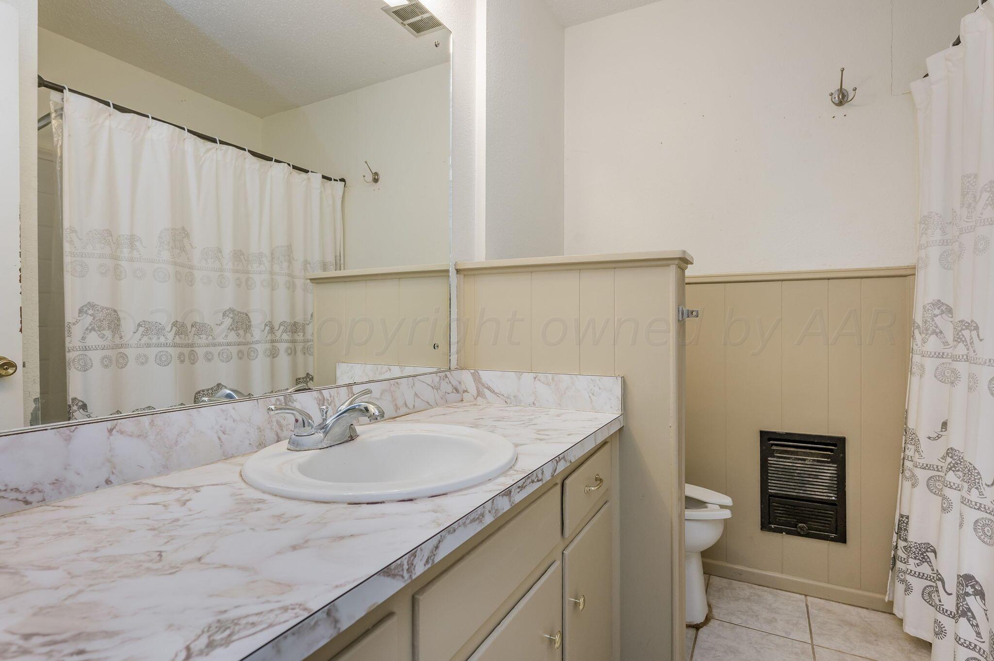 4204 Kingston Road Amarillo, TX 79109 - Photo 15 of 20 Hall Bathroom