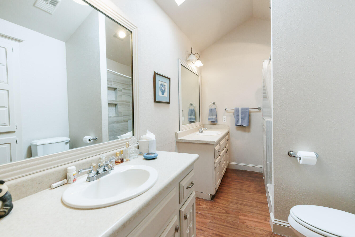 5728 92nd Street Lubbock, TX 79424 - Photo 22 of 40 a en suite bathroom with a double vanity sink and a mirror