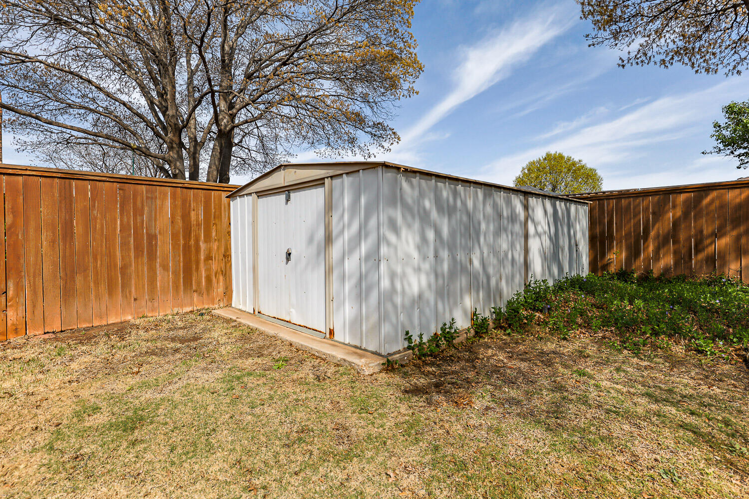 5728 92nd Street Lubbock, TX 79424 - Photo 39 of 40 a backyard of a house