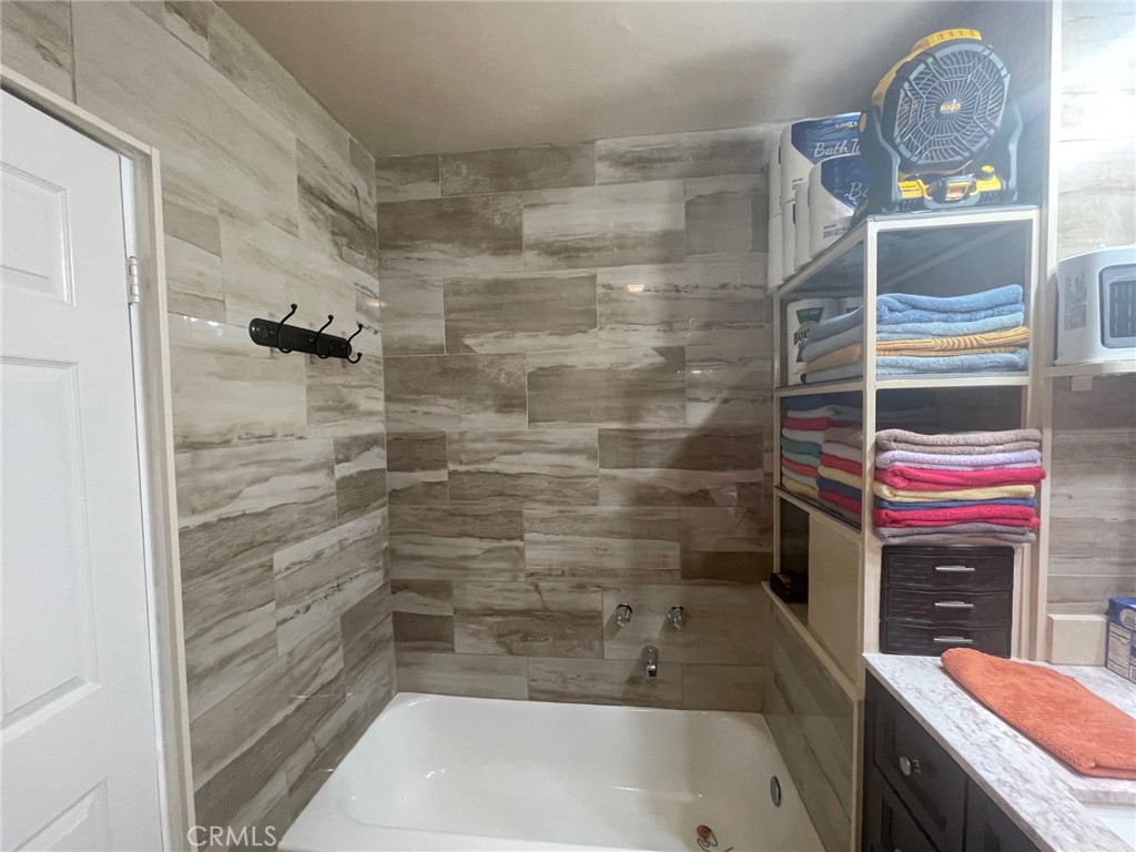 26326 Investors Hemet, CA 92544 - Photo 25 of 46 a bathroom with a bathtub