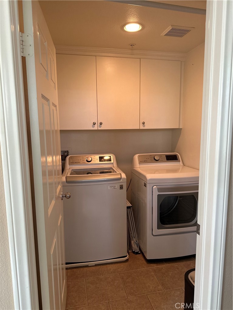 29 Stepping Stone Irvine, CA 92603 - Photo 6 of 10 a utility room with dryer and washer