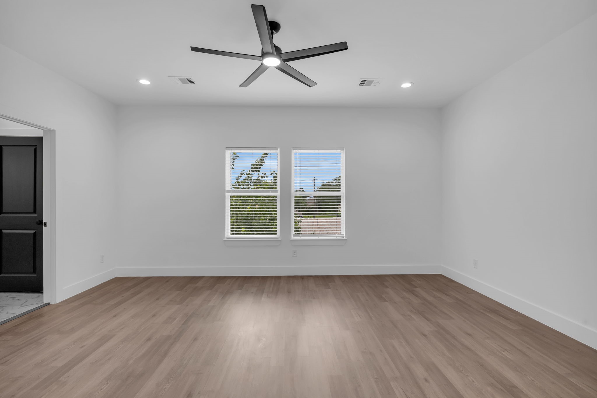 8136 Chateau Street Houston, TX 77028 - Photo 31 of 46 Primary bedroom