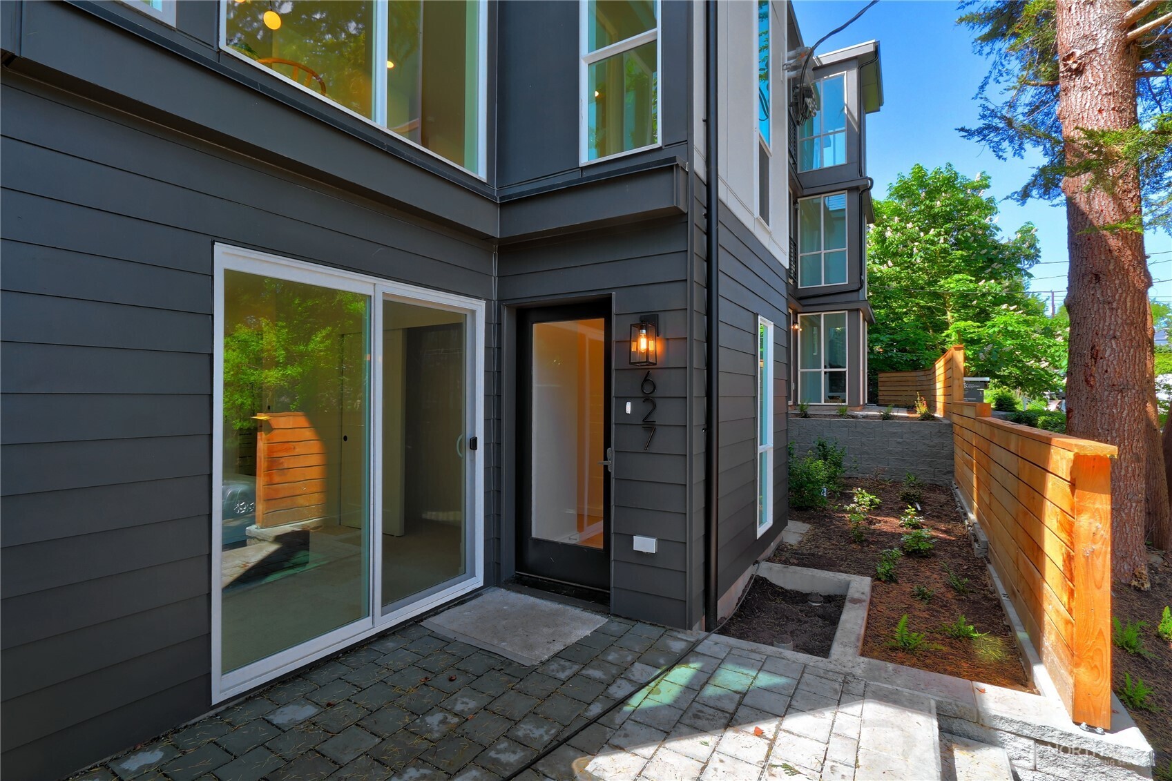 627 West Emerson Street Seattle, WA 98119 - Photo 2 of 30