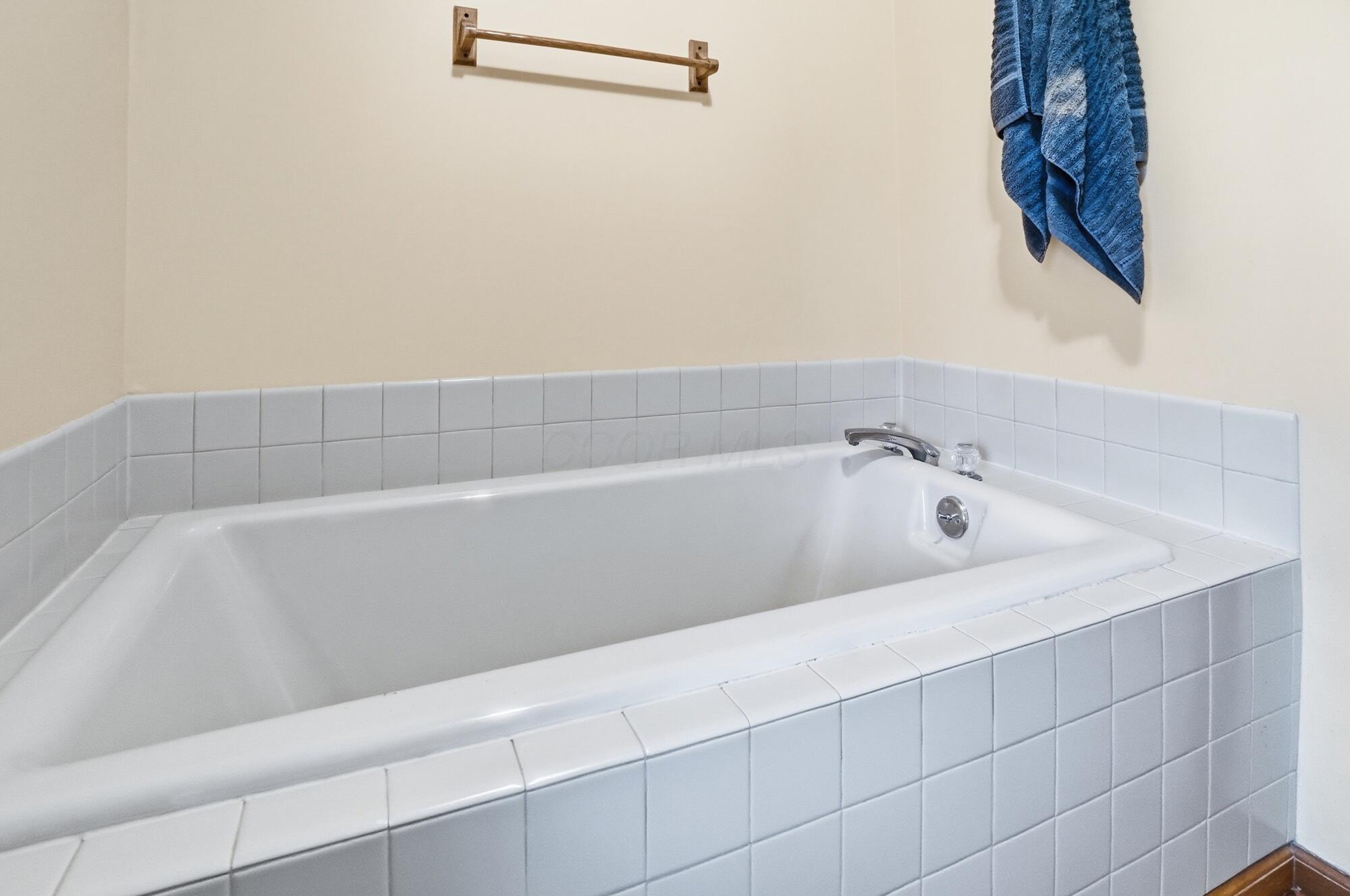 5105 Goodson Road West Jefferson, OH 43162 - Photo 41 of 61 Soaking tub