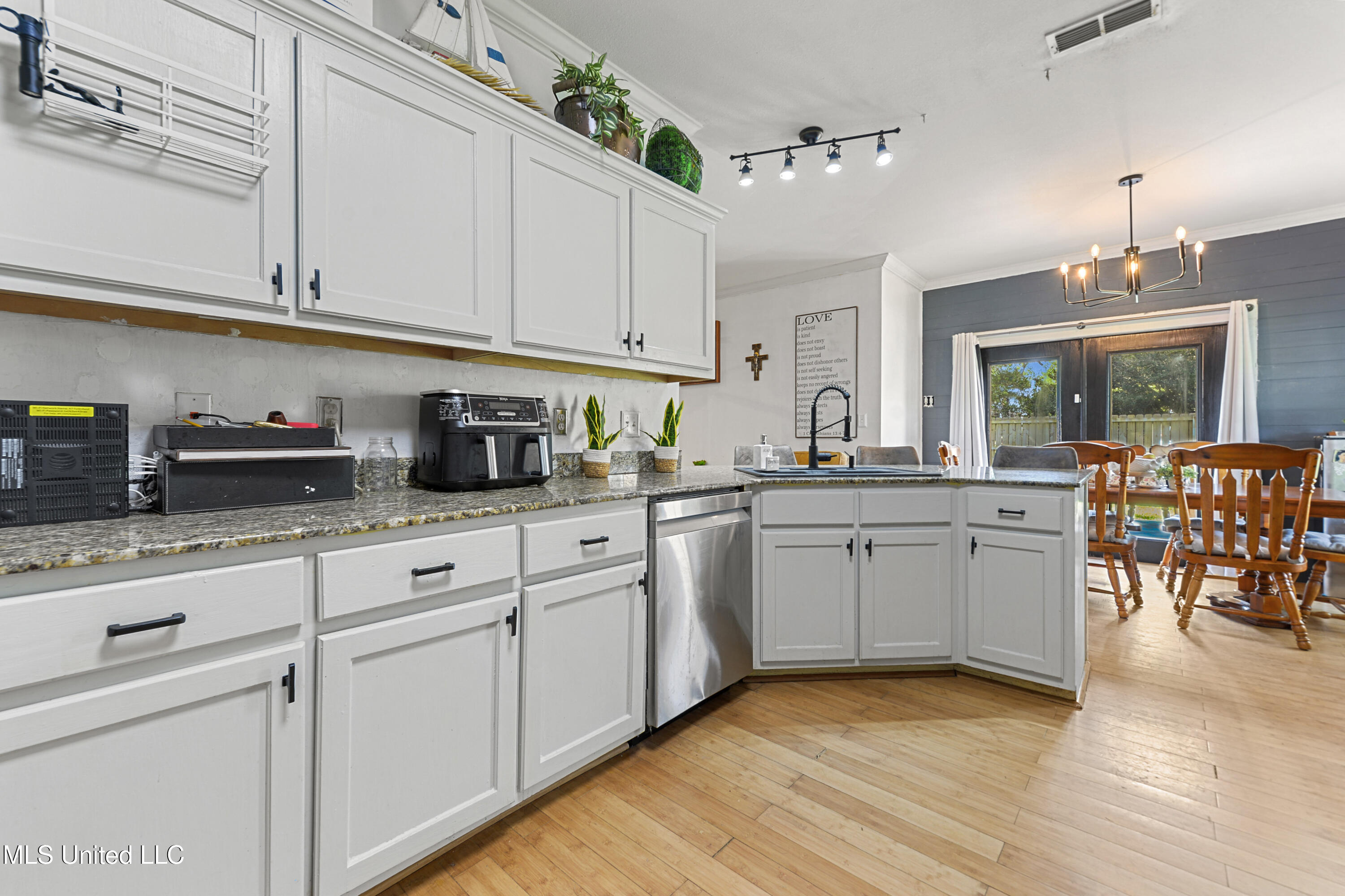 350 State Street Bay St. Louis, MS 39520 - Photo 6 of 17 kitchen