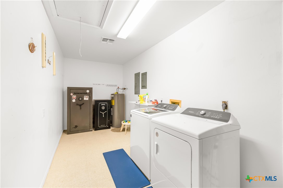 307 Pheasant Drive Victoria, TX 77905 - Photo 10 of 33 a utility room with dryer and washer