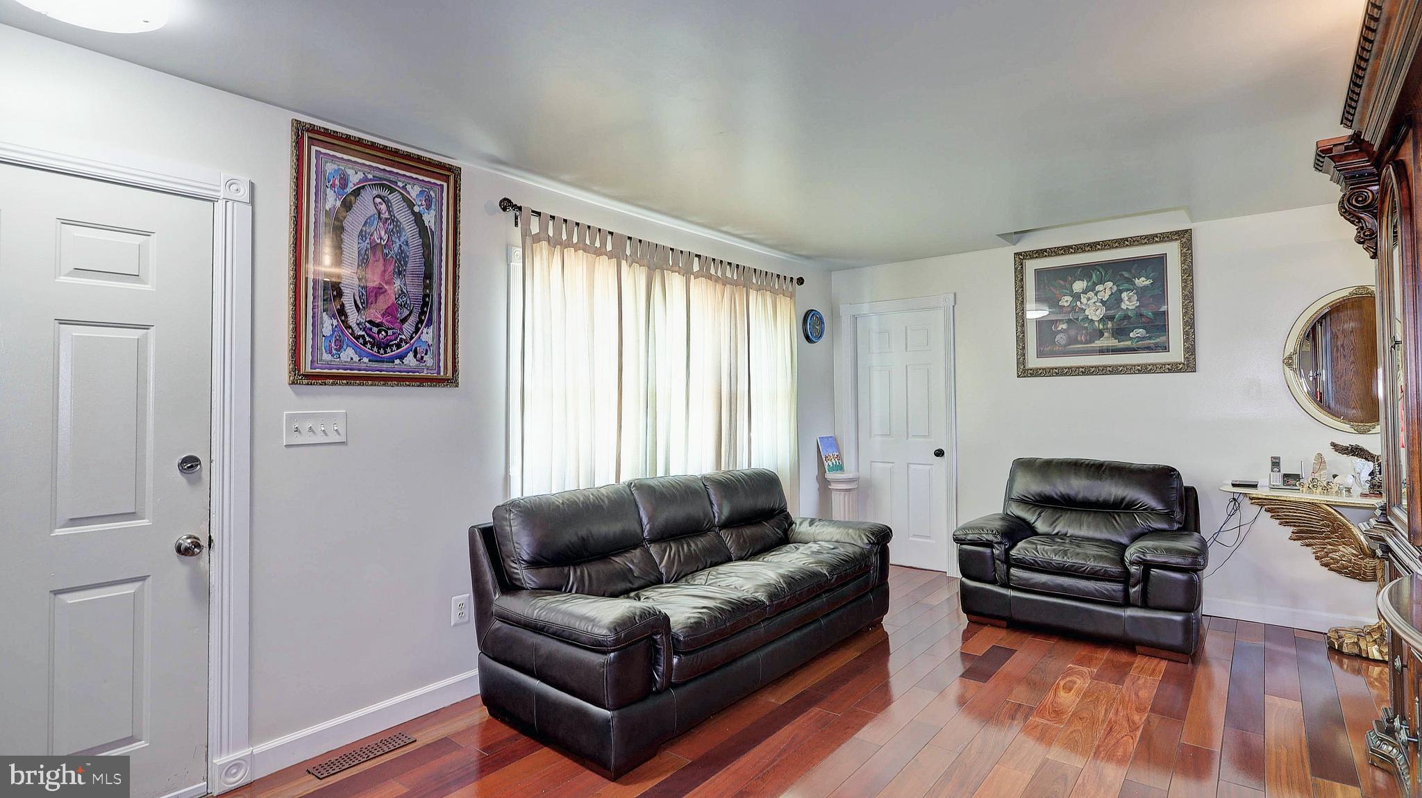 6610 Custer Street Springfield, VA 22150 - Photo 9 of 30 Living Room