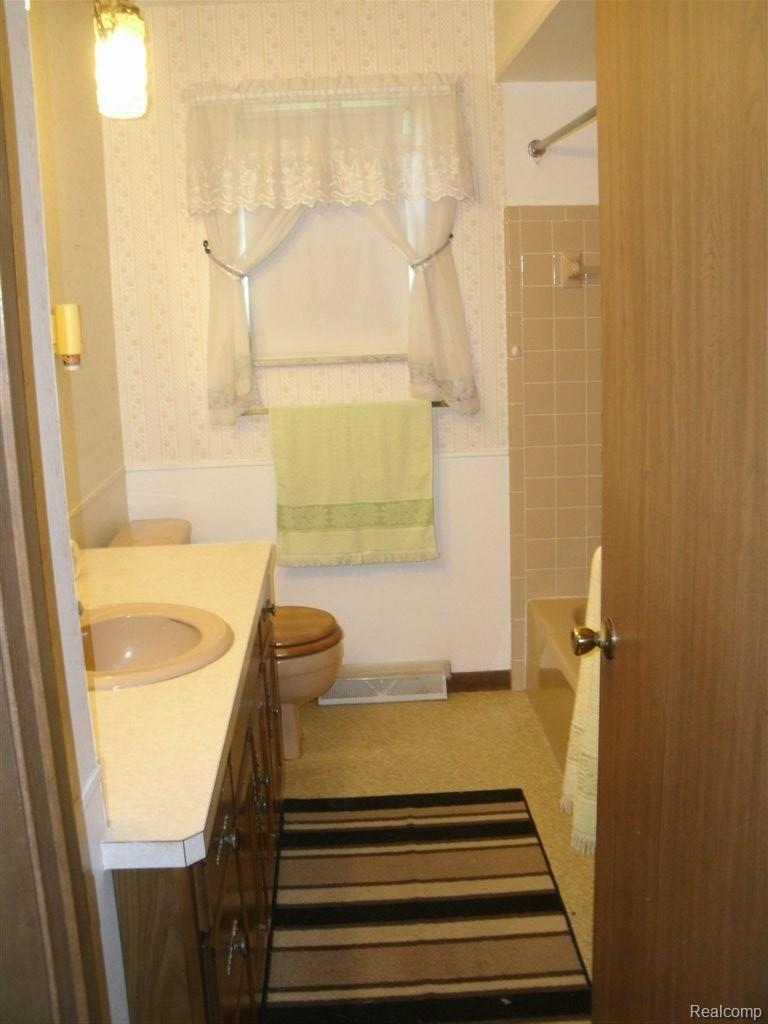 5028 Scofield Carleton Road Carleton, MI 48117 - Photo 6 of 14 LARGE BATHROOM.jpg