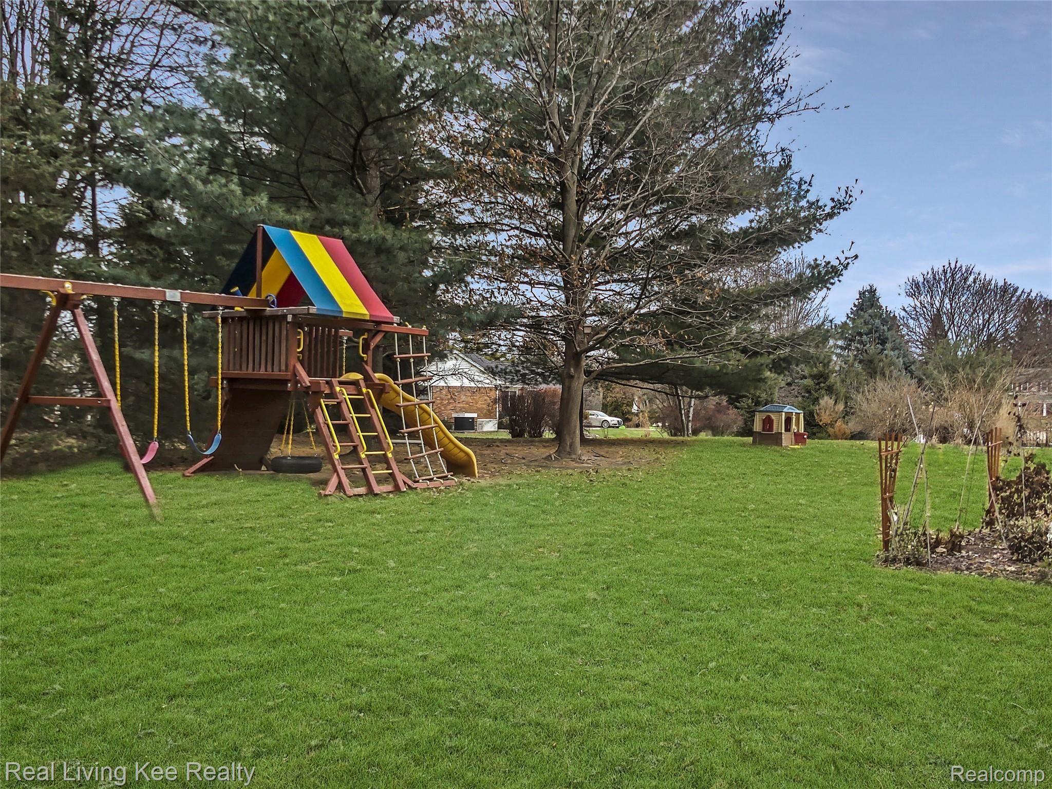 137 Aintree Road Rochester, MI 48306 - Photo 44 of 48 Huge backyard
