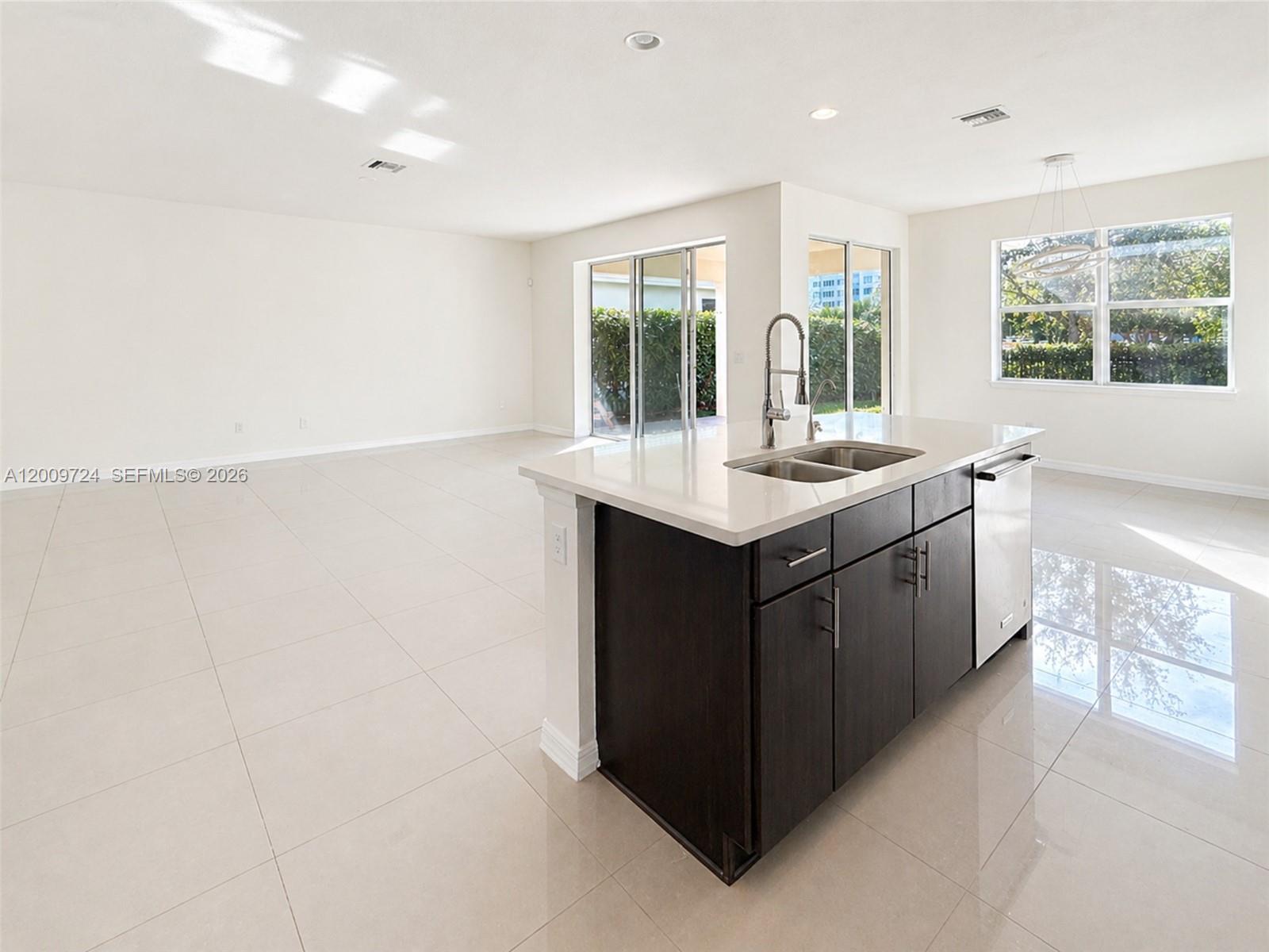 4352 Large Leaf Lane Hollywood, FL 33021 - Photo 5 of 39
