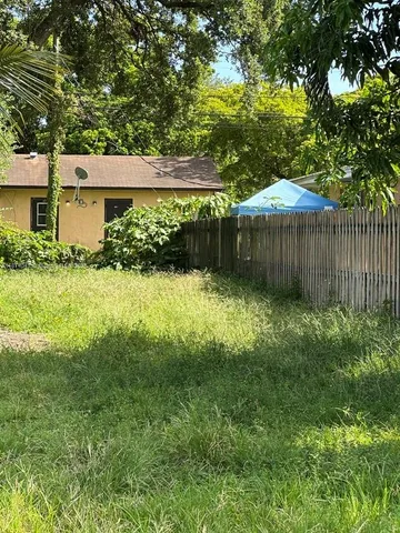 a view of a back yard