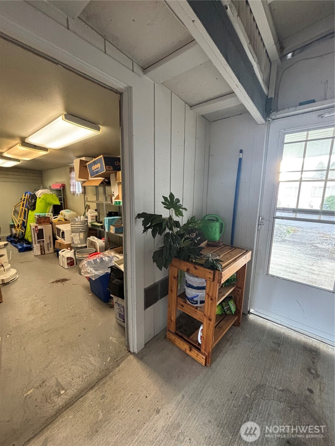 1841 Trosper Road Southwest, Unit 60 Tumwater, WA 98512 - Photo 18 of 18 a living room with furniture and a potted plant