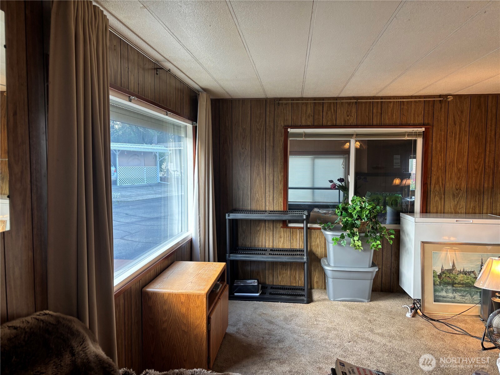 1841 Trosper Road Southwest, Unit 60 Tumwater, WA 98512 - Photo 6 of 18 a room with furniture and a potted plant