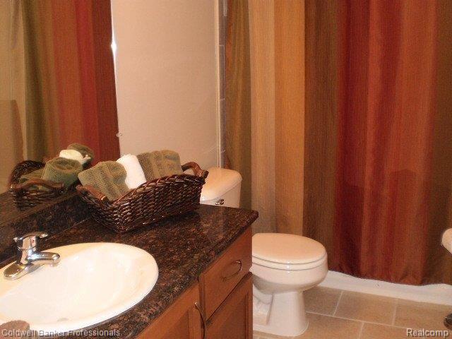 47659 Gloede Road Macomb, MI 48044 - Photo 11 of 15 2nd floor bathroom