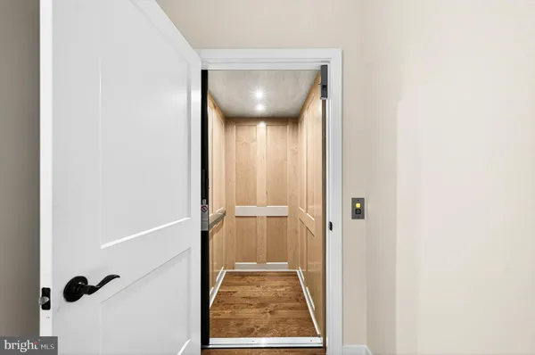 $1,565,000 | 151 Center Street South, Unit 1, Vienna, VA 22180