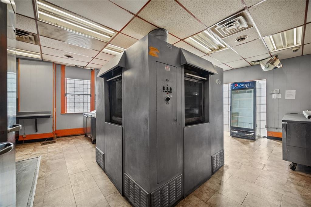 1442 Lowrie Street Pittsburgh, PA 15212 - Photo 15 of 39 Roto Flex oven.