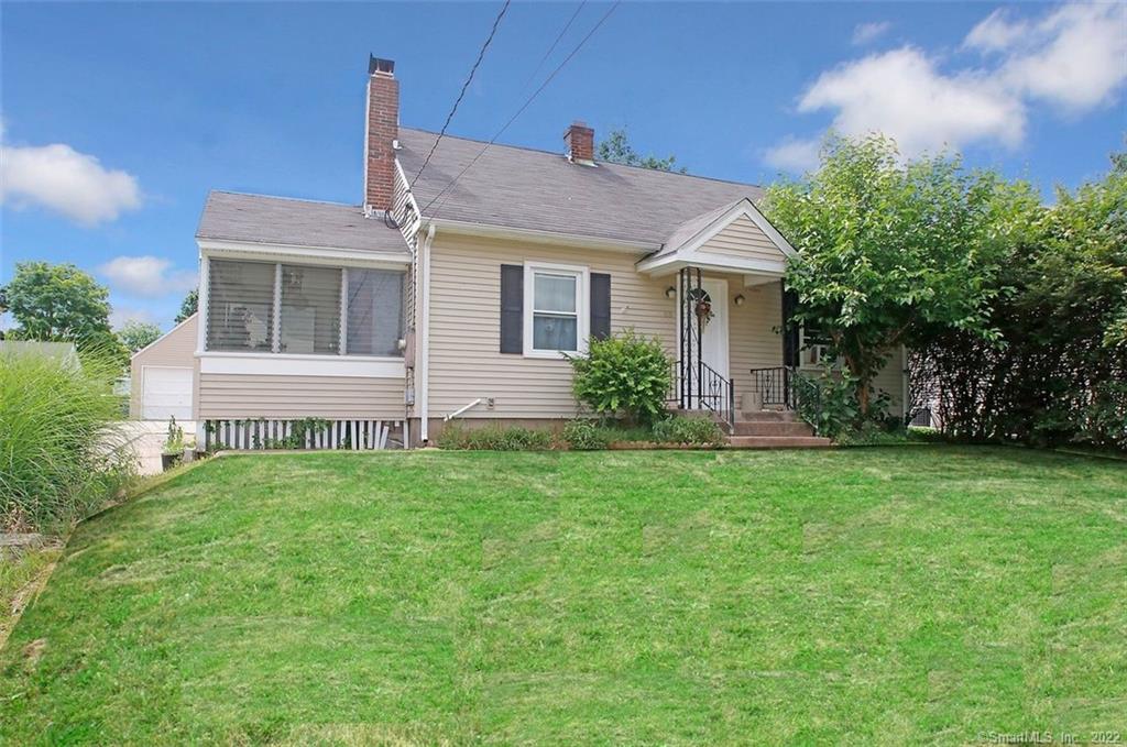 a view of a house with backyard and garden