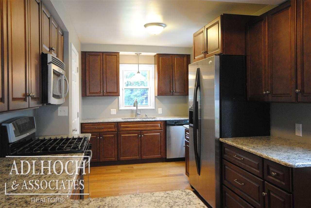 354 Kerby Road Grosse Pointe, MI 48236 - Photo 8 of 19 31306172-7.JPG