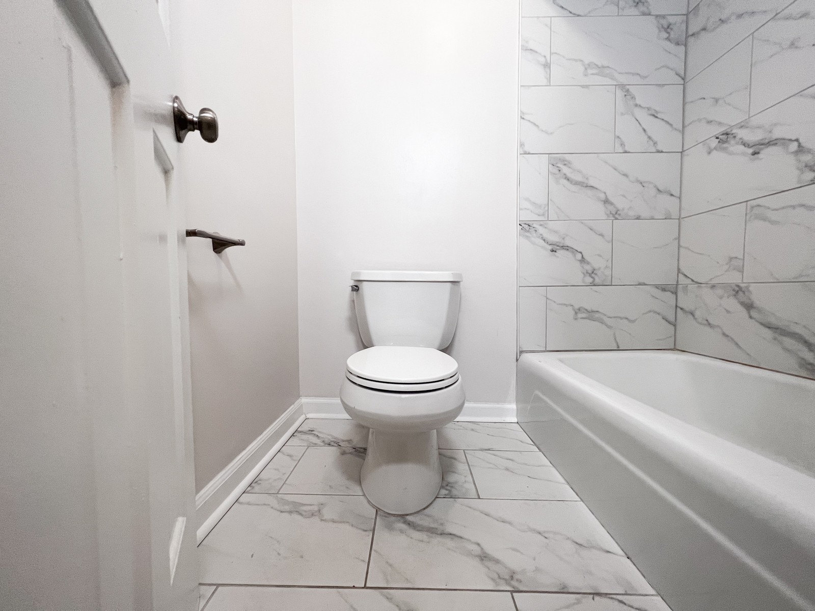601 Boyd Mill Avenue, Unit G2 Franklin, TN 37064 - Photo 19 of 30 a bathroom with a toilet and a bathtub