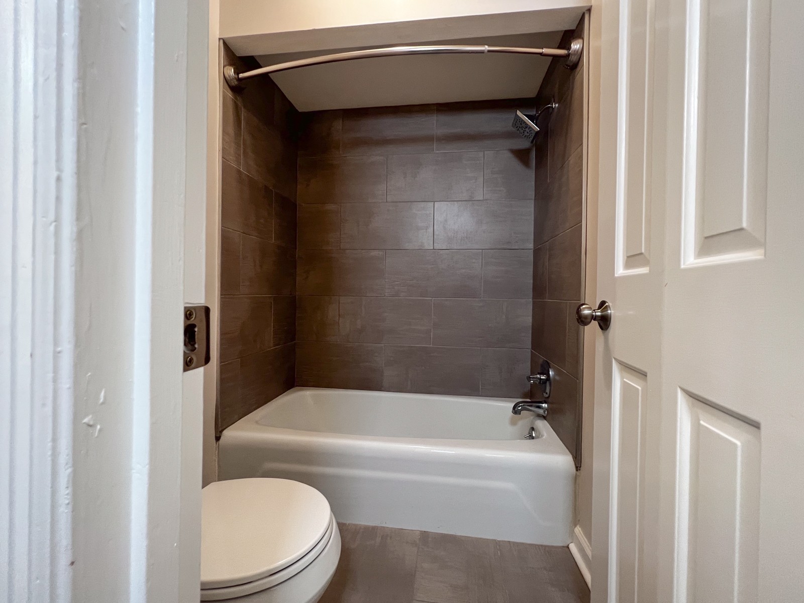 601 Boyd Mill Avenue, Unit G2 Franklin, TN 37064 - Photo 23 of 30 a bathroom with a toilet and a bathtub