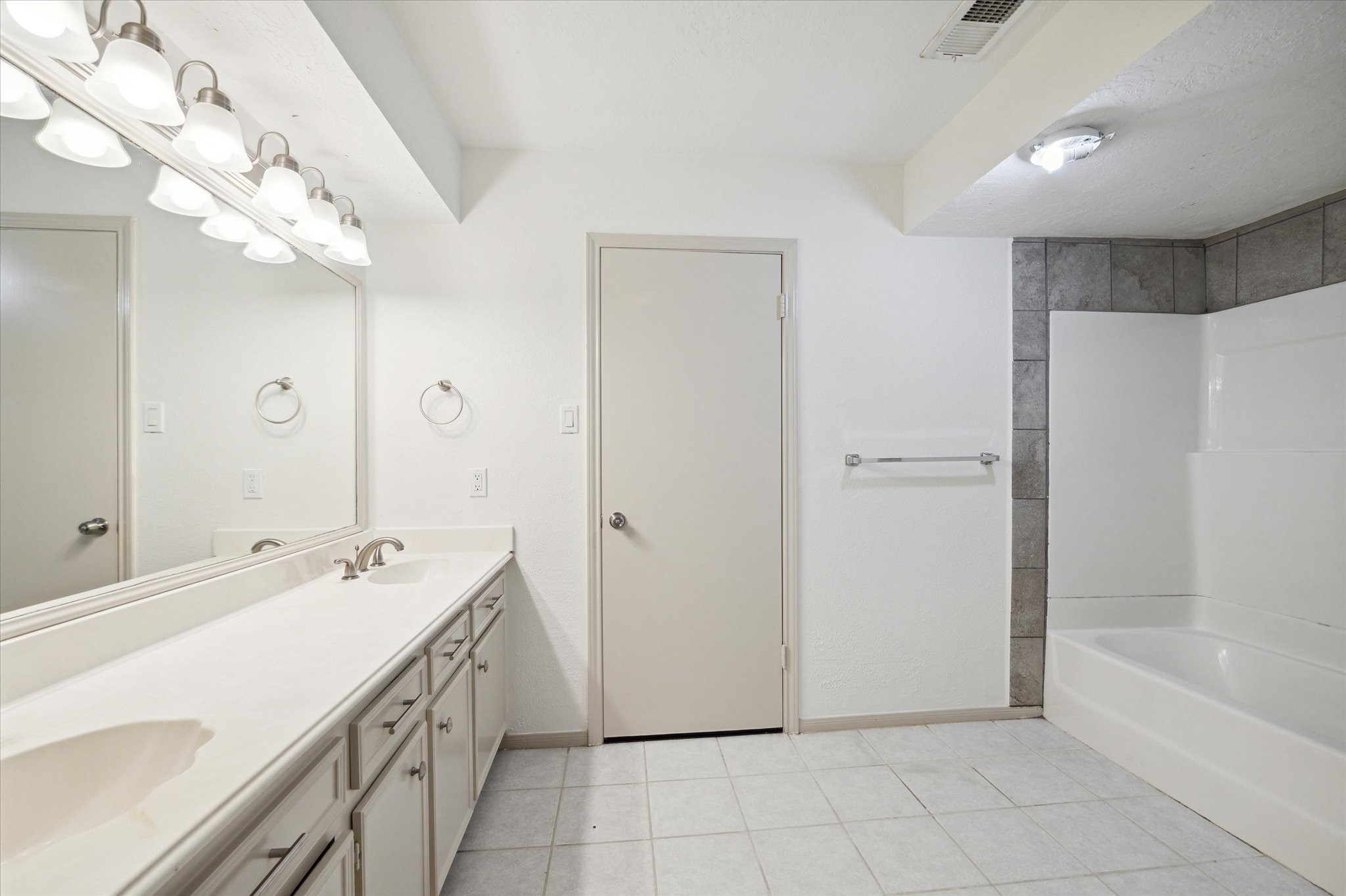 10407 Rippling Fields Drive Houston, TX 77064 - Photo 13 of 17 Primary bathroom.