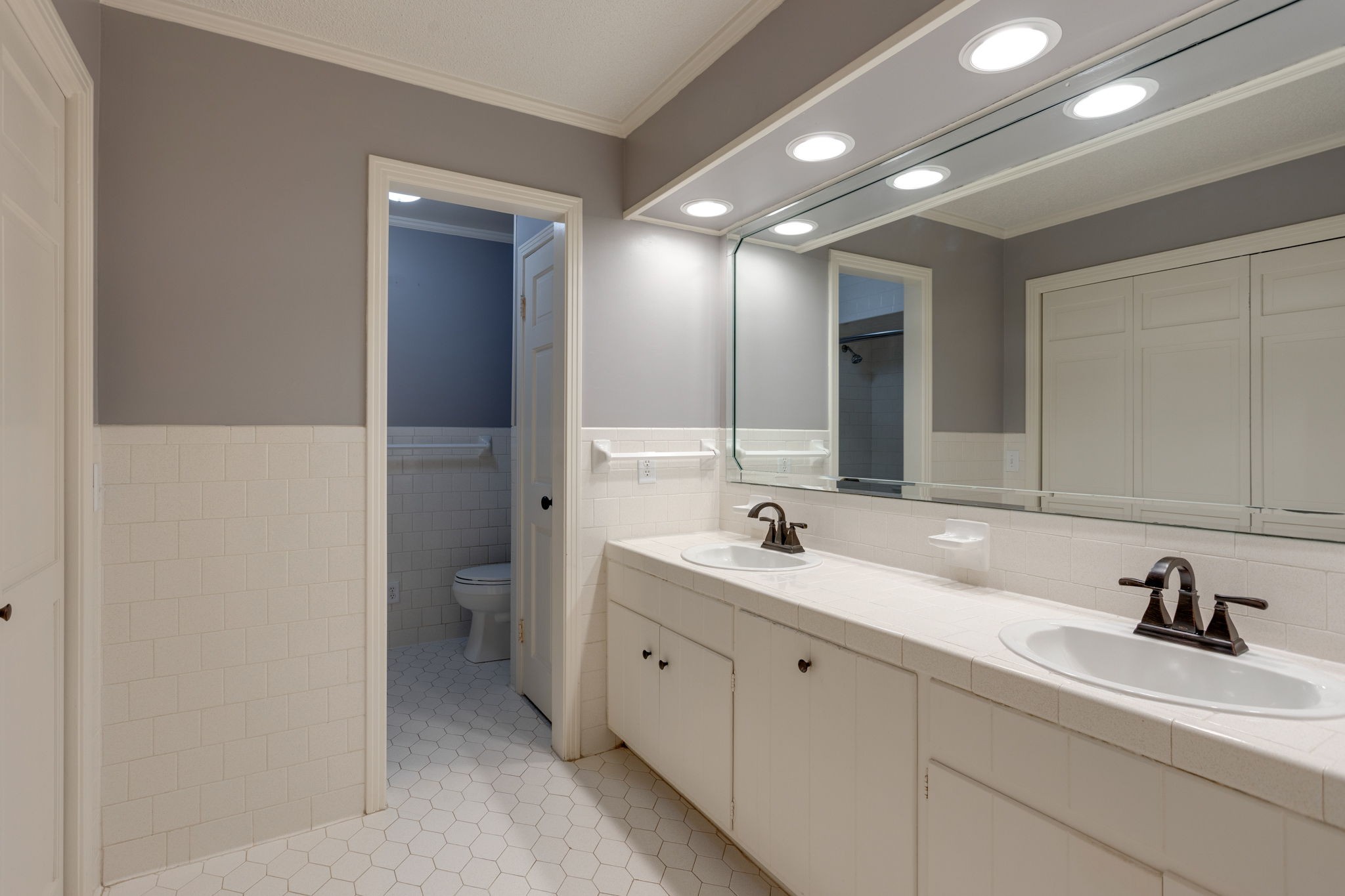 3557 Forest Park Road Springfield, TN 37172 - Photo 19 of 47 a bathroom with a sink and a mirror