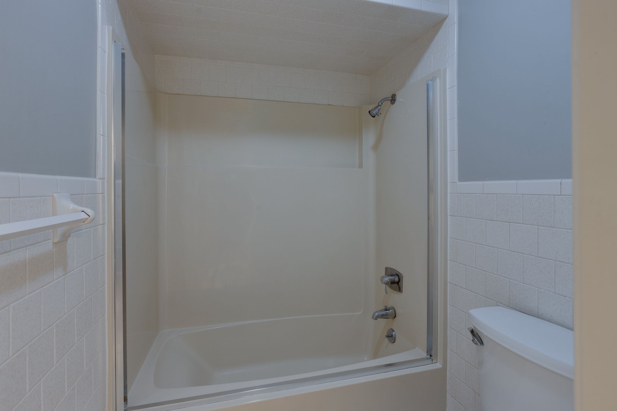 3557 Forest Park Road Springfield, TN 37172 - Photo 24 of 47 a bathroom with a bathtub