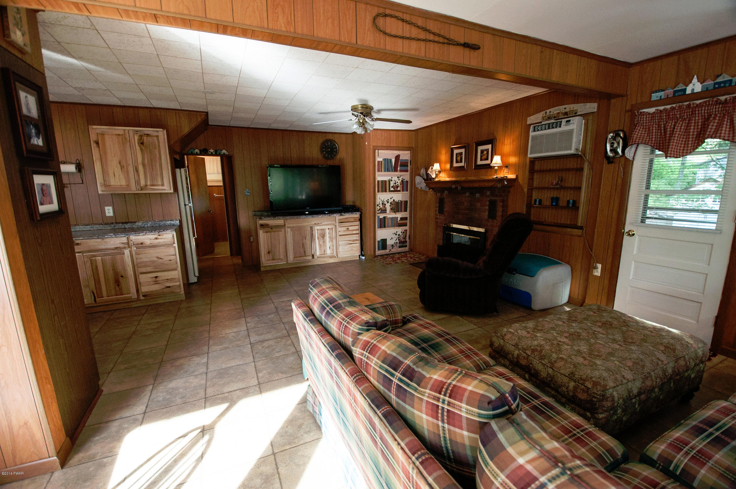 109 River Road Greentown, PA 18426 - Photo 10 of 27 10-Living Room alt view3